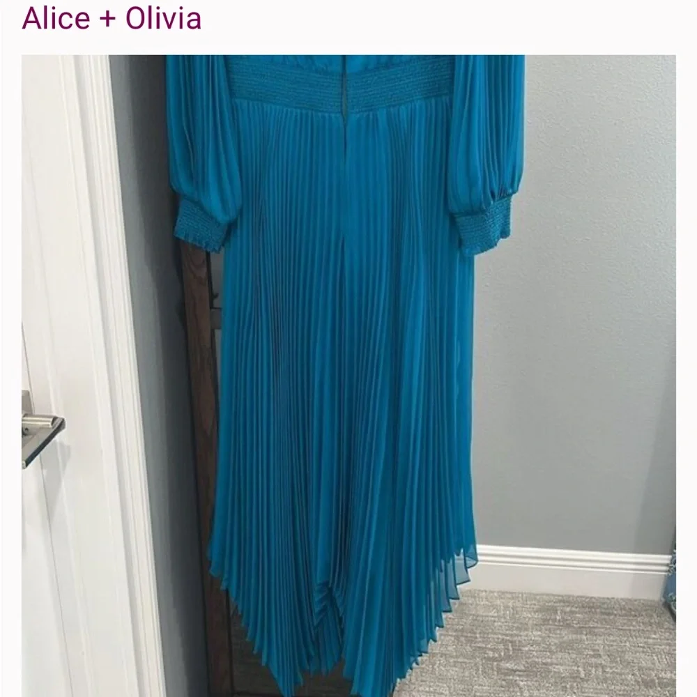NWOT Alice + Olivia Blue Long Sleeve Pleated Dress